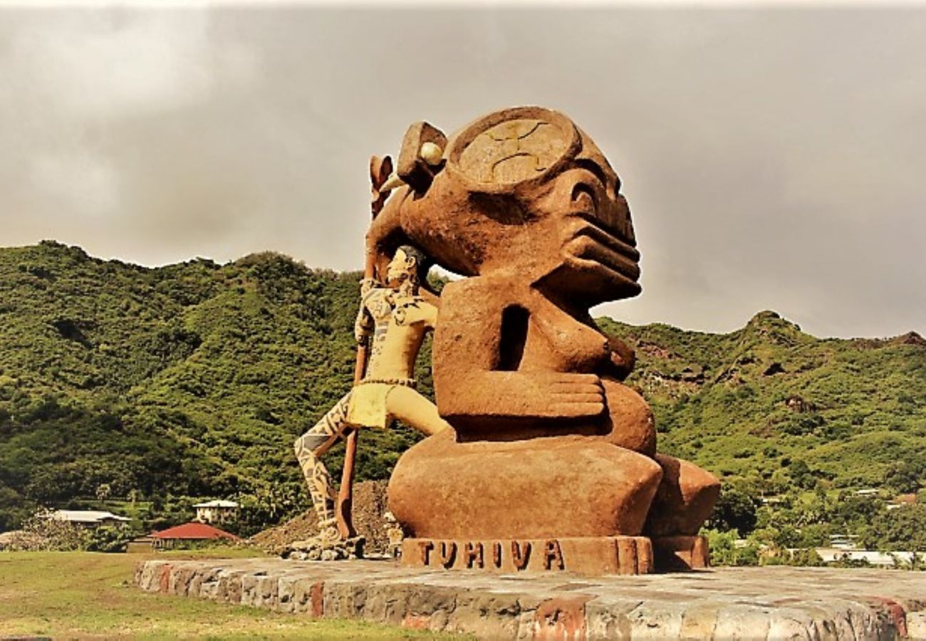 Louez Fare Mokai et visitez les sites de NUKU HIVA Le plus grand Tiki sculpté NUKU HIVA