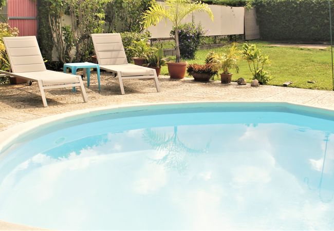 Sanny's Place Room & Pool for Rent in TAHITI The view of the swimming pool