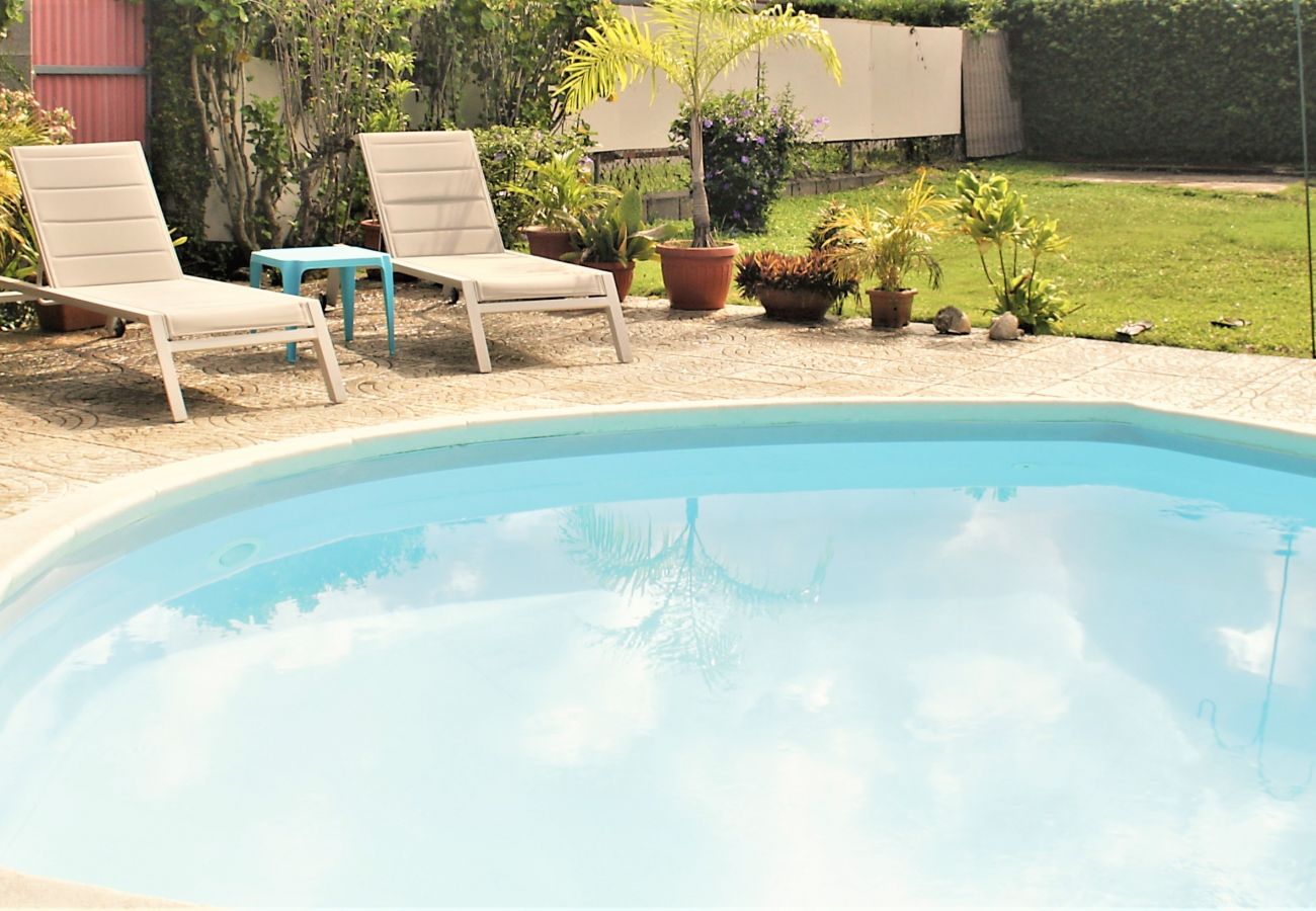Sanny's Place Room & Pool for Rent in TAHITI The view of the swimming pool
