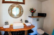 Rent by room in Opoa - Chambre d'hôtes Oviri 1